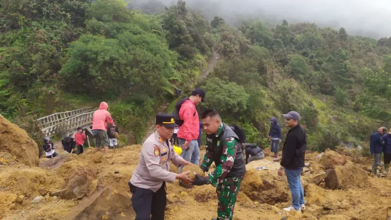 Polsek Cisurupan Bersama TNI Dan Warga Evakuasi Material Longsor Di Kawah Gunung Papandayan