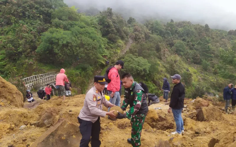 Polsek Cisurupan Bersama TNI Dan Warga Evakuasi Material Longsor Di Kawah Gunung Papandayan