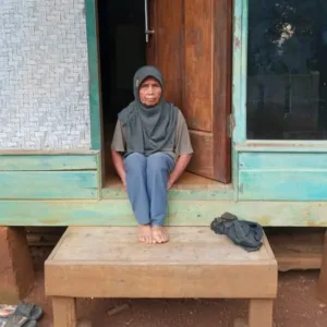Janda Bersama Anaknya Yang Disabilitas Penduduk Cipari Desa Simpen Kaler Limbangan Terisolir Dari Bantuan Pemerintah