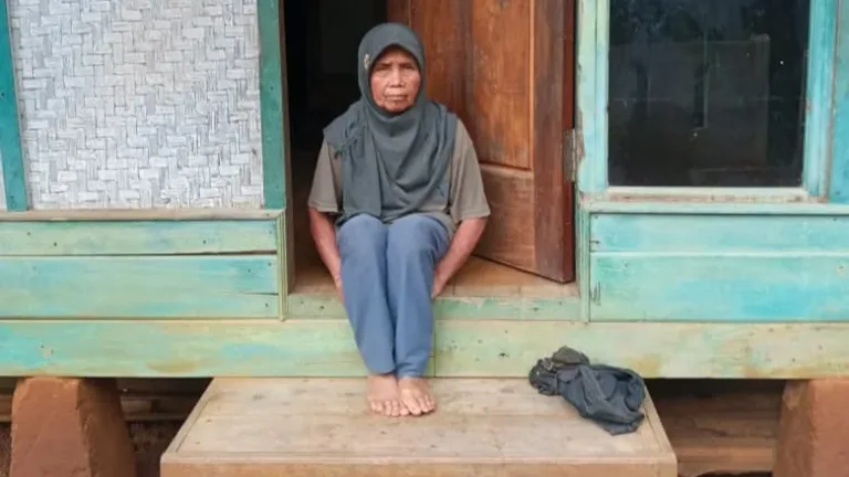 Janda Bersama Anaknya Yang Disabilitas Penduduk Cipari Desa Simpen Kaler Limbangan Terisolir Dari Bantuan Pemerintah