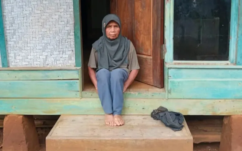 Janda Bersama Anaknya Yang Disabilitas Penduduk Cipari Desa Simpen Kaler Limbangan Terisolir Dari Bantuan Pemerintah