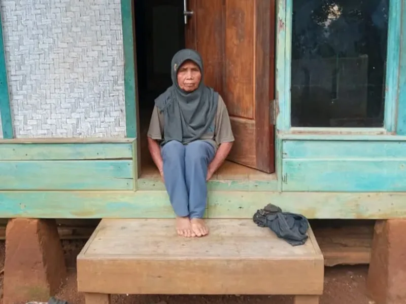 Janda Bersama Anaknya Yang Disabilitas Penduduk Cipari Desa Simpen Kaler Limbangan Terisolir Dari Bantuan Pemerintah