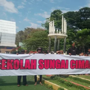Peringati Hari Pohon Sedunia, Komuninas SSC Tanami Dan Rawat Tugu Peringatan Di Teras Cimanuk