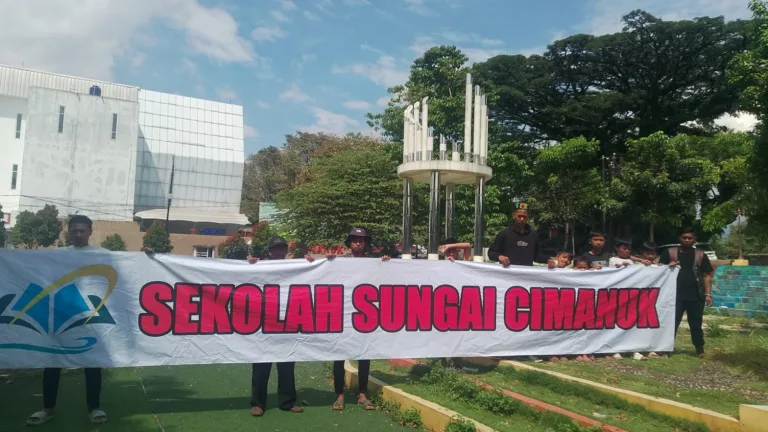 Peringati Hari Pohon Sedunia, Komuninas SSC Tanami Dan Rawat Tugu Peringatan Di Teras Cimanuk