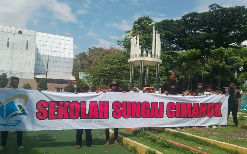 Peringati Hari Pohon Sedunia, Komuninas SSC Tanami Dan Rawat Tugu Peringatan Di Teras Cimanuk