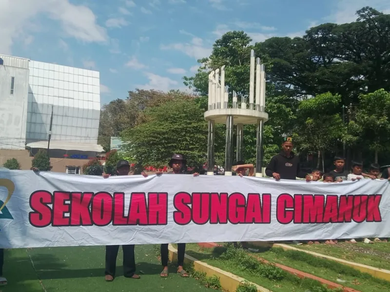 Peringati Hari Pohon Sedunia, Komuninas SSC Tanami Dan Rawat Tugu Peringatan Di Teras Cimanuk