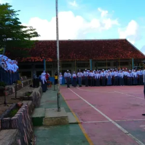 Polsek Pameungpeuk Jadi Pembina Upacara di SMAN 5 Garut, Sampaikan Maklumat Kapolda Jabar