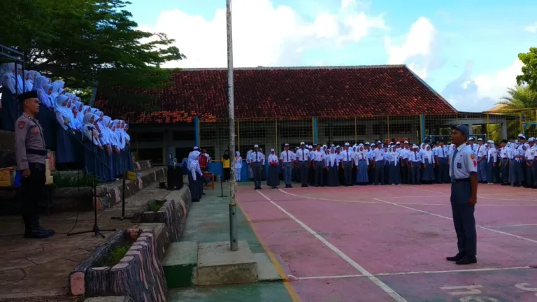 Polsek Pameungpeuk Jadi Pembina Upacara di SMAN 5 Garut, Sampaikan Maklumat Kapolda Jabar