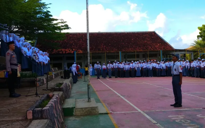 Polsek Pameungpeuk Jadi Pembina Upacara di SMAN 5 Garut, Sampaikan Maklumat Kapolda Jabar