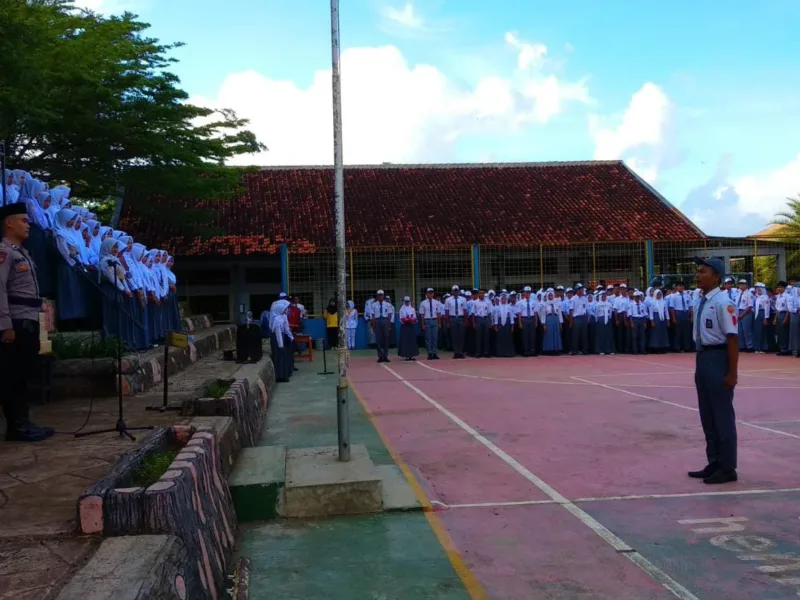 Polsek Pameungpeuk Jadi Pembina Upacara di SMAN 5 Garut, Sampaikan Maklumat Kapolda Jabar