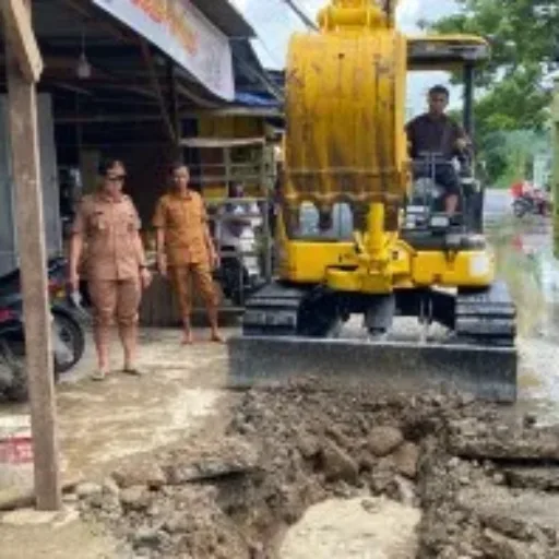 Lurah Barombong Pimpin Pemantauan Pengerukan Drainase dan Perbaikan Jalan di Jalan Bonto Biraeng kecamatan Tamalate kelurahan Barombong