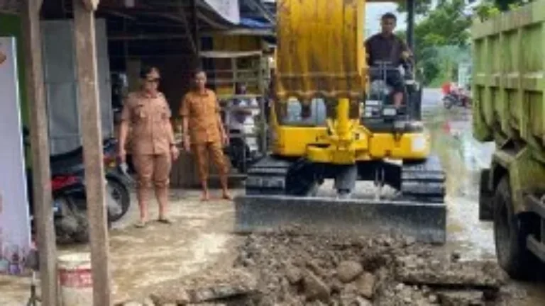 Lurah Barombong Pimpin Pemantauan Pengerukan Drainase dan Perbaikan Jalan di Jalan Bonto Biraeng kecamatan Tamalate kelurahan Barombong