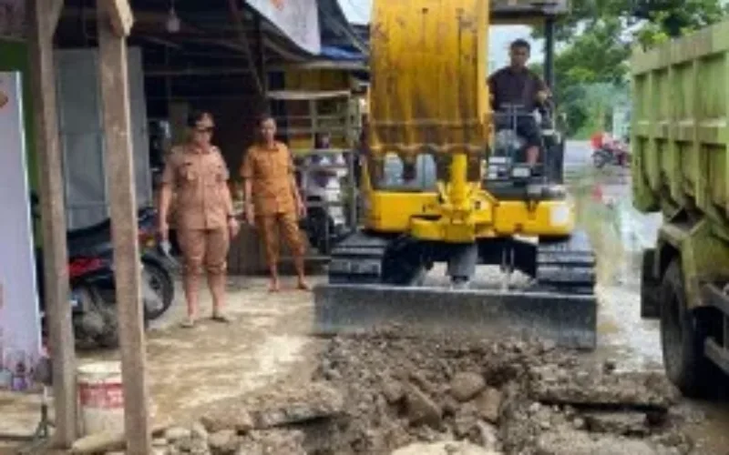 Lurah Barombong Pimpin Pemantauan Pengerukan Drainase dan Perbaikan Jalan di Jalan Bonto Biraeng kecamatan Tamalate kelurahan Barombong
