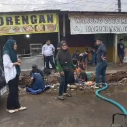 Camat Tamalate H. Emil Yudiyanto Tadjuddin Bersama Lurah Barombong Tinjau Langsung Pengerukan Drainase dan Penanganan Jalan Rusak di Jalan Bonto Biraeng