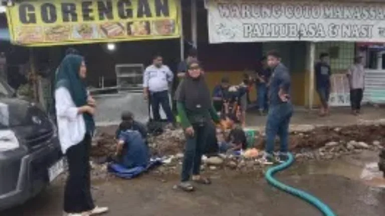 Camat Tamalate H. Emil Yudiyanto Tadjuddin Bersama Lurah Barombong Tinjau Langsung Pengerukan Drainase dan Penanganan Jalan Rusak di Jalan Bonto Biraeng