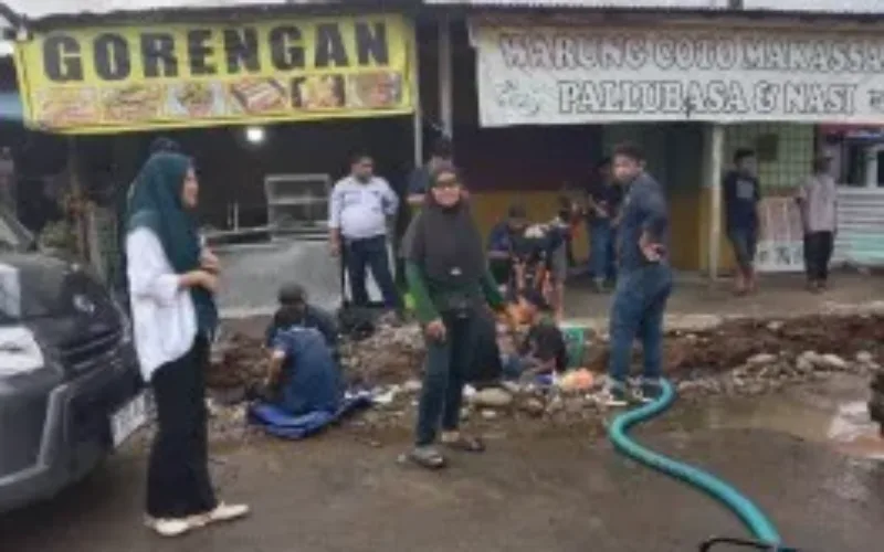 Camat Tamalate H. Emil Yudiyanto Tadjuddin Bersama Lurah Barombong Tinjau Langsung Pengerukan Drainase dan Penanganan Jalan Rusak di Jalan Bonto Biraeng