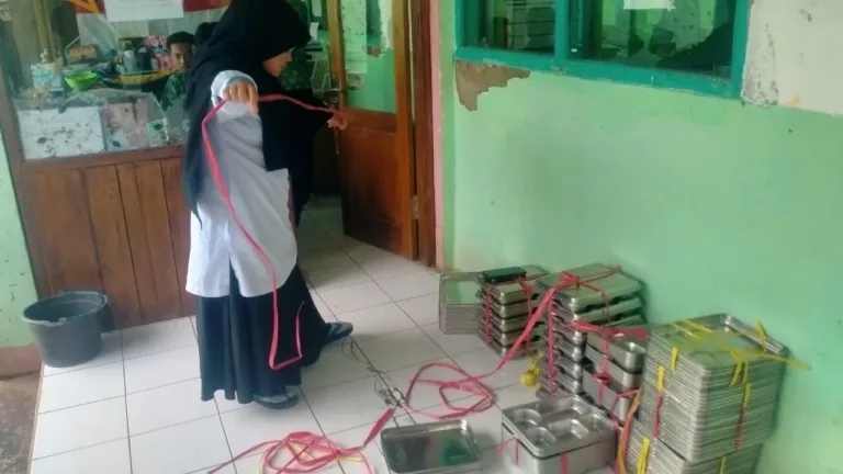 Pembagian Makan Bergizi Gratis Di Mts Persis Cikarag Kecamatan Cibatu Kabupaten Garut Berjalan Lancar Tanpa Kendala