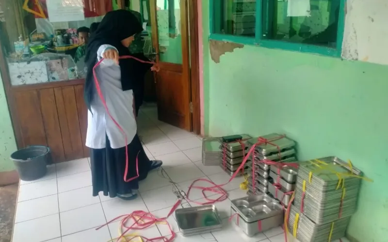 Pembagian Makan Bergizi Gratis Di Mts Persis Cikarag Kecamatan Cibatu Kabupaten Garut Berjalan Lancar Tanpa Kendala