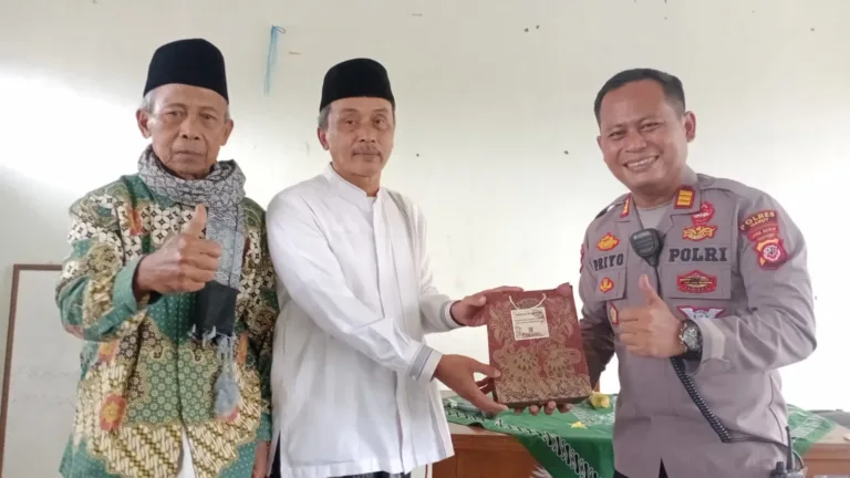 Kapolsek Bungbulang Jalin Silaturahmi Kamtibmas Dengan Pimpinan Ponpes Nijamiah Syafi’iyah