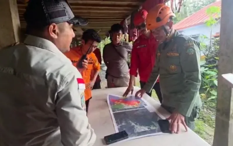 Tim SAR Bersama TNI Polri BPBD di Bantu Relawan Masih Terus Melakukan Pencarian pesawat ATR 42-500 Yang  Hilang Kontak di Wilayah Maros