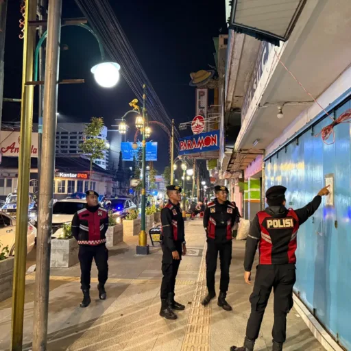 Sat Samapta Polres Garut Laksanakan Patroli Jalan Kaki Di Wilayah Perkotaan