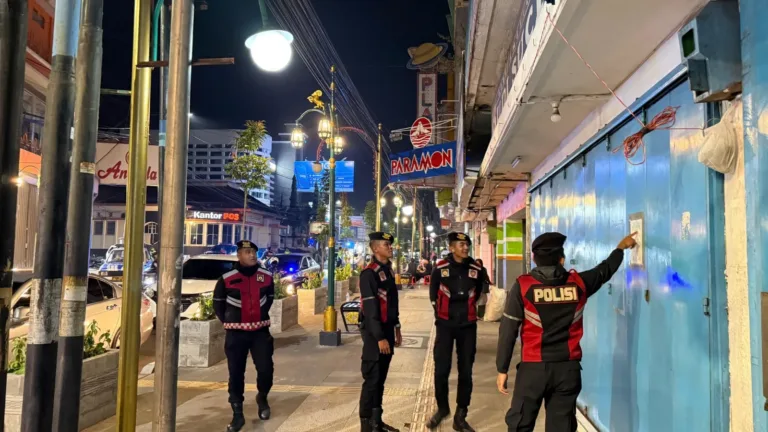 Sat Samapta Polres Garut Laksanakan Patroli Jalan Kaki Di Wilayah Perkotaan