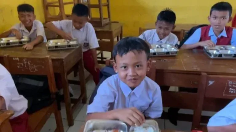 Pendistribusian Perdana Dapur SPPG Desa Sekarwangi Malangbong