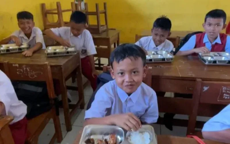 Pendistribusian Perdana Dapur SPPG Desa Sekarwangi Malangbong