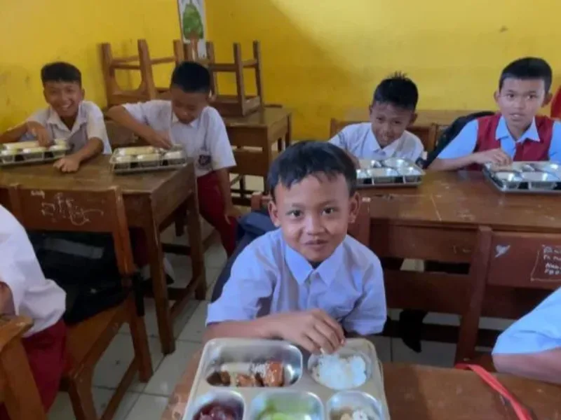 Pendistribusian Perdana Dapur SPPG Desa Sekarwangi Malangbong