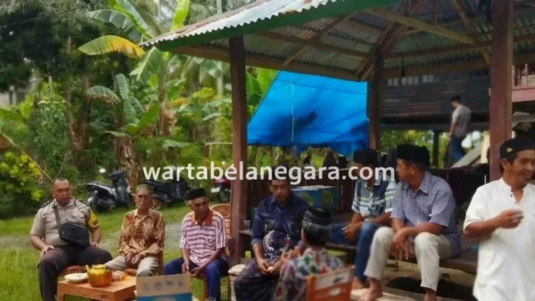 Bhabinkamtibmas Desa Paku Hadiri Rumah Duka Warga Binaan