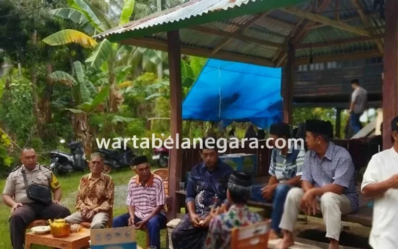 Bhabinkamtibmas Desa Paku Hadiri Rumah Duka Warga Binaan