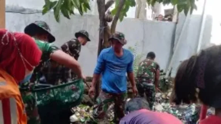 Koramil 06/Mamajang Gelar Giat Karya Bhakti Bersama Masyarakat Untuk Pembersihan Selokan di Kelurahan Karang Anyar
