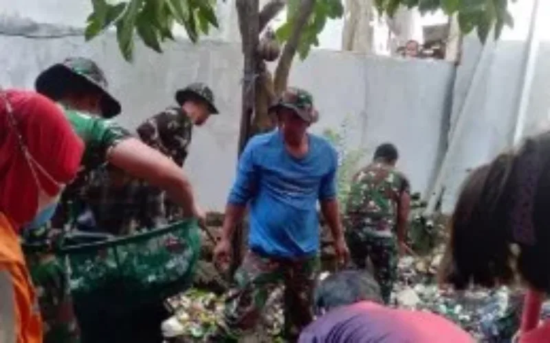 Koramil 06/Mamajang Gelar Giat Karya Bhakti Bersama Masyarakat Untuk Pembersihan Selokan di Kelurahan Karang Anyar