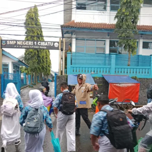 Polsek Cibatu Tetap Laksanakan Gatur Pagi Meski Diguyur Hujan
