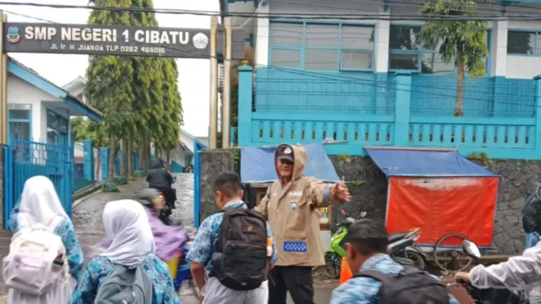 Polsek Cibatu Tetap Laksanakan Gatur Pagi Meski Diguyur Hujan