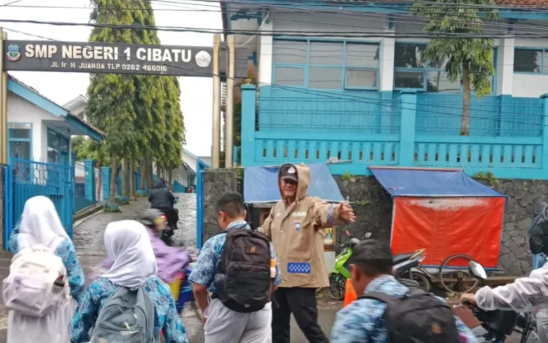 Polsek Cibatu Tetap Laksanakan Gatur Pagi Meski Diguyur Hujan