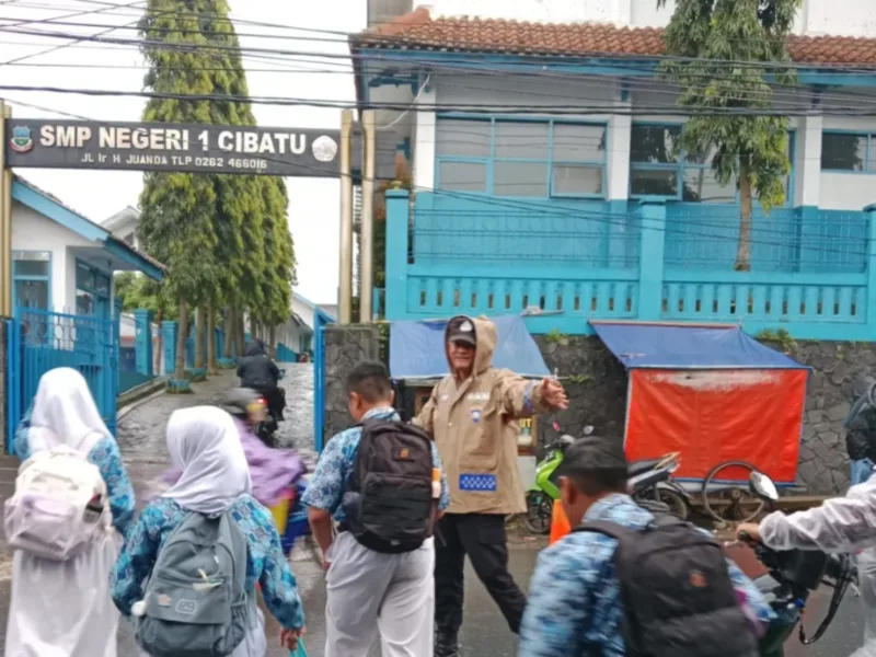 Polsek Cibatu Tetap Laksanakan Gatur Pagi Meski Diguyur Hujan