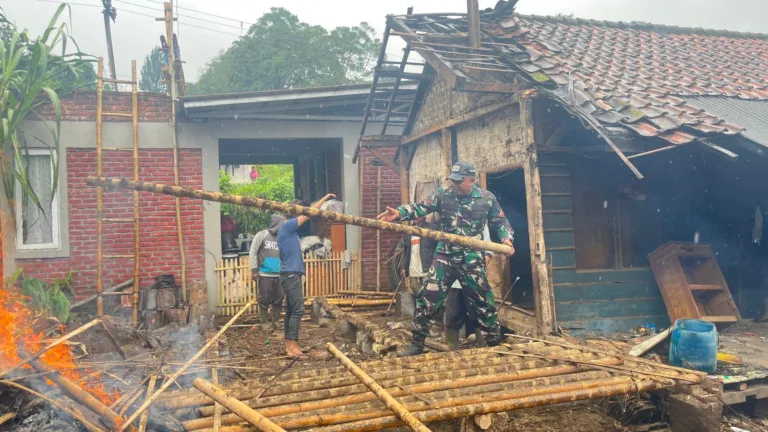 Rumah Bapak Ade Ambruk Akibat Hujan Lebat Digarut