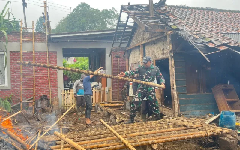 Rumah Bapak Ade Ambruk Akibat Hujan Lebat Digarut