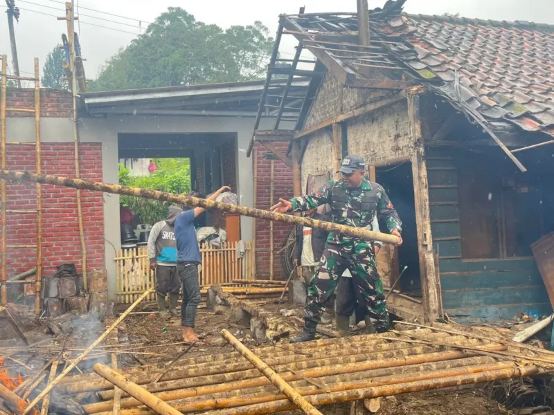 Rumah Bapak Ade Ambruk Akibat Hujan Lebat Digarut