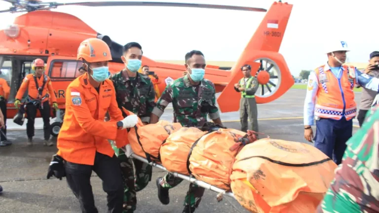 Satu Jenazah Korban Jatuhnya Pesawat ATR 42-500 Berhasil Dievakuasi ke Lanud Sultan Hasanuddin