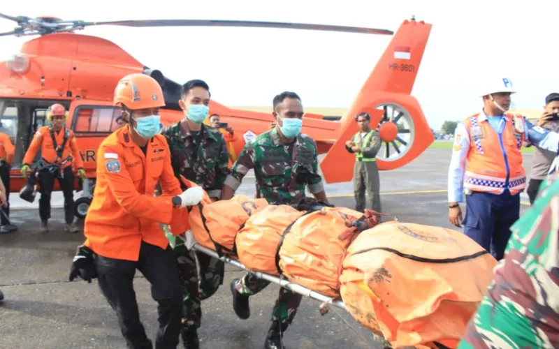 Satu Jenazah Korban Jatuhnya Pesawat ATR 42-500 Berhasil Dievakuasi ke Lanud Sultan Hasanuddin
