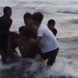 Aksi Heroik Polisi Terjang Ombak Pantai Selatan, Satpolairud Polres Garut Evakuasi 2 Wisatawan Tenggelam