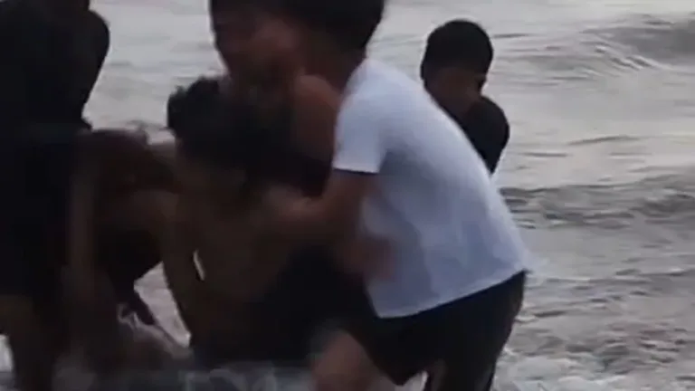 Aksi Heroik Polisi Terjang Ombak Pantai Selatan, Satpolairud Polres Garut Evakuasi 2 Wisatawan Tenggelam