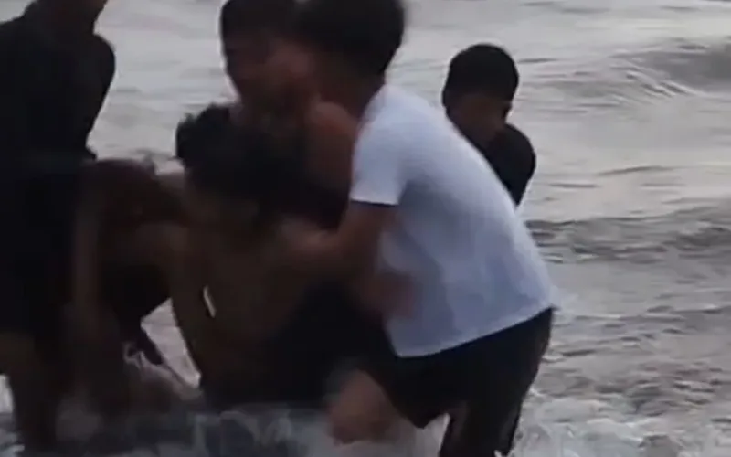 Aksi Heroik Polisi Terjang Ombak Pantai Selatan, Satpolairud Polres Garut Evakuasi 2 Wisatawan Tenggelam