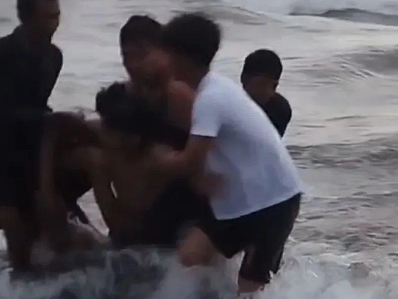 Aksi Heroik Polisi Terjang Ombak Pantai Selatan, Satpolairud Polres Garut Evakuasi 2 Wisatawan Tenggelam