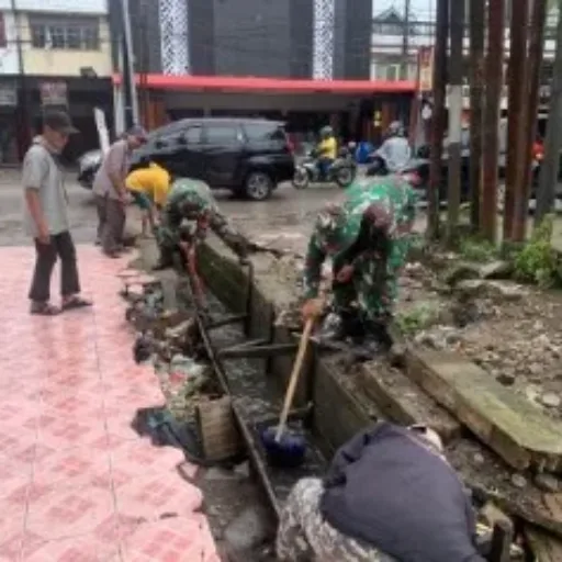 Koramil 1408-09/Tamalate Gelar Karya Bhakti Pembersihan Selokan Antisipasi Banjir di Musim Hujan