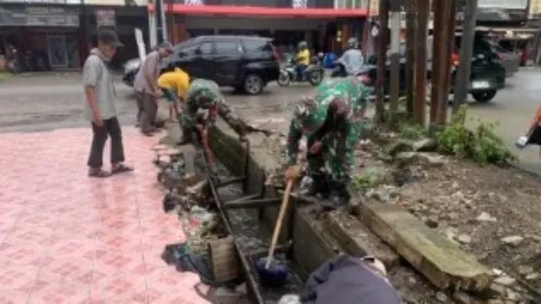 Koramil 1408-09/Tamalate Gelar Karya Bhakti Pembersihan Selokan Antisipasi Banjir di Musim Hujan