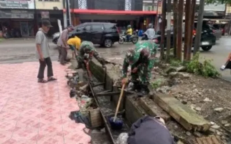 Koramil 1408-09/Tamalate Gelar Karya Bhakti Pembersihan Selokan Antisipasi Banjir di Musim Hujan