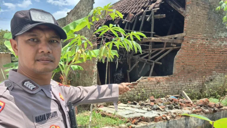 Polsek Banjarwangi Cek TKP Pohon Tumbang Dan Rumah Riboh Akibat Angin Kencang